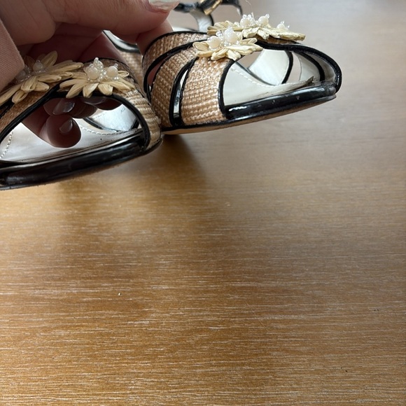 Liz Claiborne Raffia Flower Wedge Sandals 8 - Picture 5 of 8
